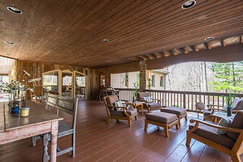 Outdoor patio of Peppertree Drive